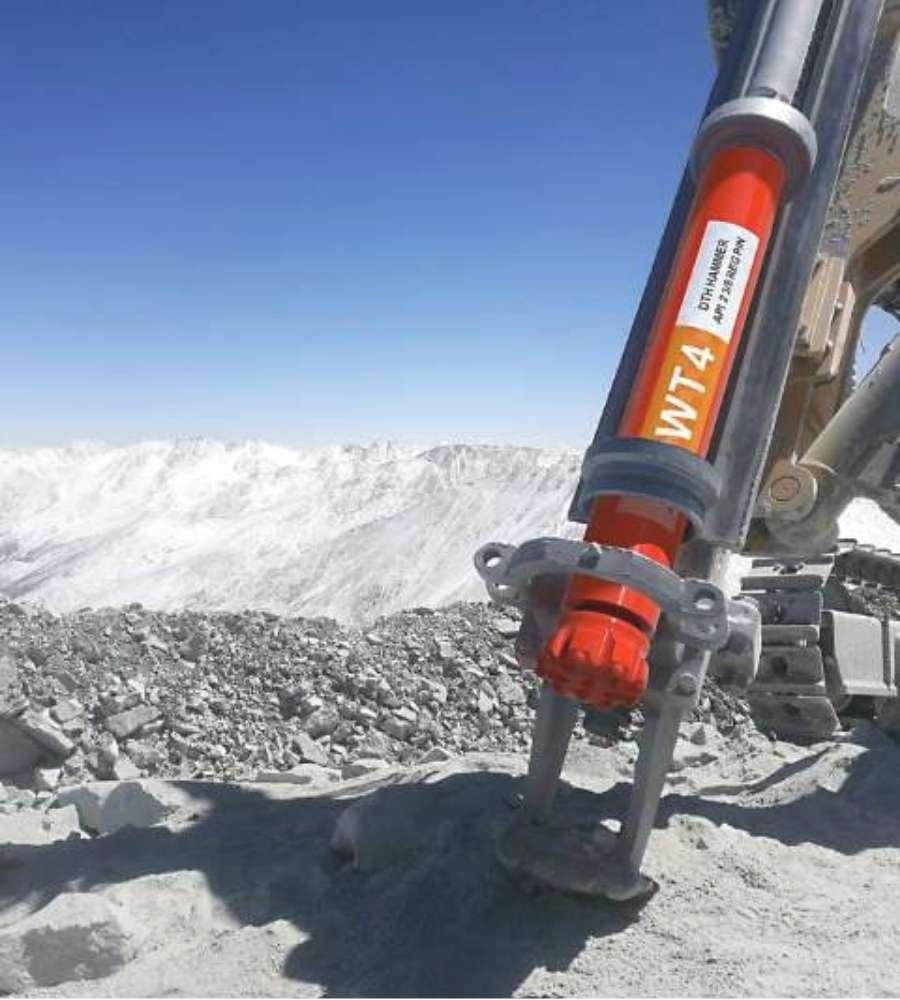 Equipo de perforación DTH operando en un yacimiento de altura
